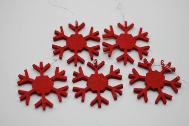 Beyaz arka planda kırmızı kar taneleri. Noel süsü. Yeni yıl ve Noel konsepti.