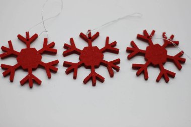 Beyaz arka planda kırmızı kar taneleri. Noel süsü. Yeni yıl ve Noel konsepti.