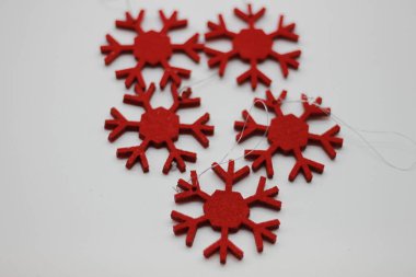 Beyaz arka planda kırmızı kar taneleri. Noel süsü. Yeni yıl ve Noel konsepti.