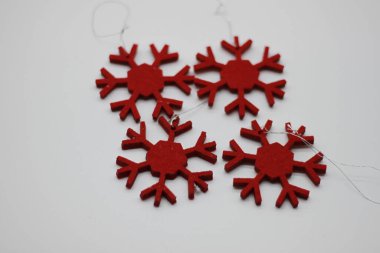 Beyaz arka planda kırmızı kar taneleri. Noel süsü. Yeni yıl ve Noel konsepti.