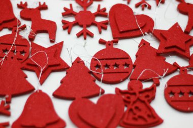 Beyaz arka planda izole edilmiş kırmızı Noel mücevherleri. Noel süsü. Yeni yıl ve Noel konsepti