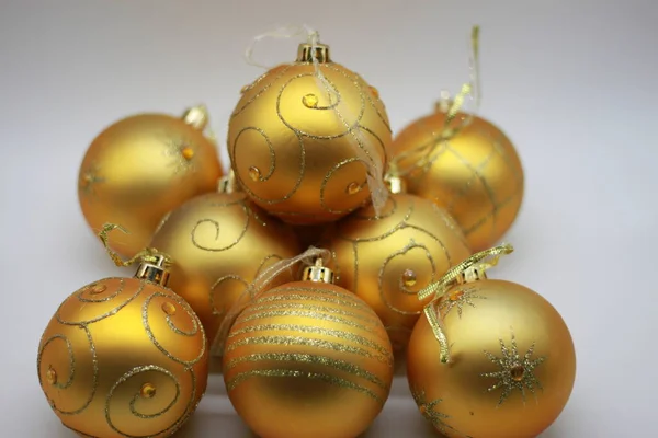 Bolas Navidad Doradas Aisladas Sobre Fondo Blanco Decoración Para Año —  Fotos de Stock
