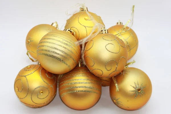 Gouden Kerstballen Geïsoleerd Witte Achtergrond Decoratie Voor Nieuwjaar Kerstmis Nieuwjaarsconcept — Stockfoto