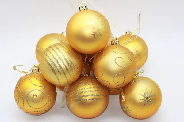 Золотые Рождественские Шары Изолированы Белом Фоне Украшение Новому Году Рождеству — стоковое фото