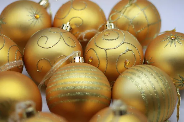 Beyaz Arka Planda Izole Edilmiş Altın Noel Topları Yeni Yıl — Stok fotoğraf