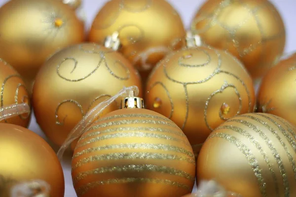 Zlaté Vánoční Koule Izolované Bílém Pozadí Dekorace Pro Nový Rok — Stock fotografie