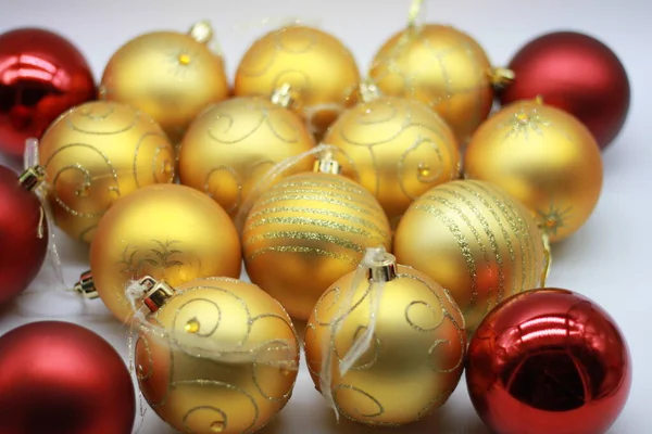 Bolas Navidad Doradas Aisladas Sobre Fondo Blanco Decoración Para Año —  Fotos de Stock