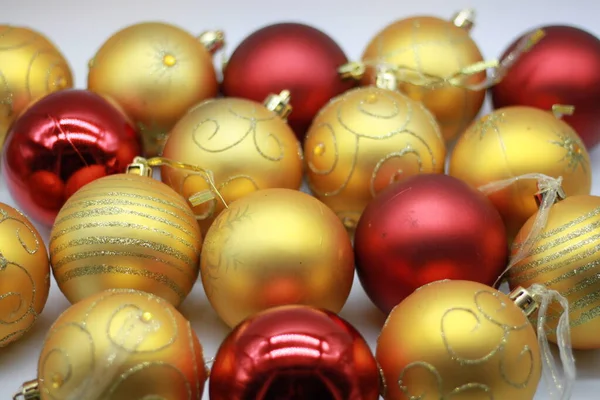白い背景のエレガントなクリスマスボール クリスマスの装飾 新年とクリスマスのコンセプト — ストック写真