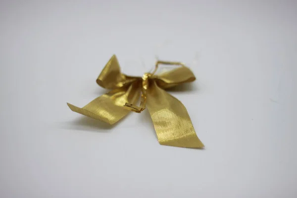 Goldene Weihnachtskugeln Isoliert Auf Weißem Hintergrund Weihnachtsdekoration Neujahrs Und Weihnachtskonzept — Stockfoto