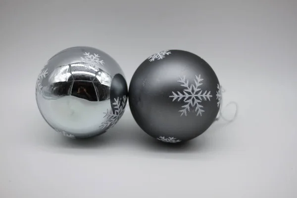 Elegante Weihnachtskugeln Auf Weißem Hintergrund Neujahrs Und Weihnachtskonzept — Stockfoto