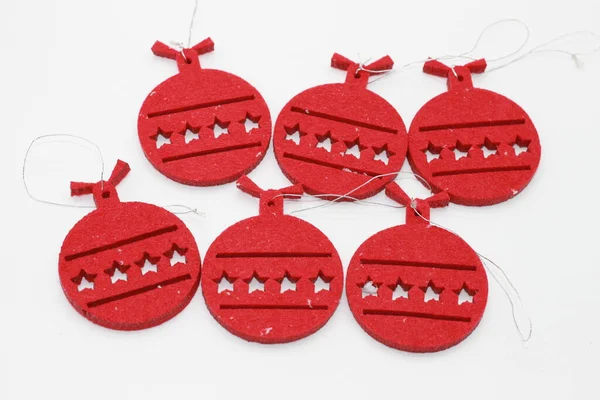 Beyaz arka planda izole edilmiş kırmızı noel balosu şekilleri. Noel süslemeleri. Yeni yıl ve Noel konsepti.