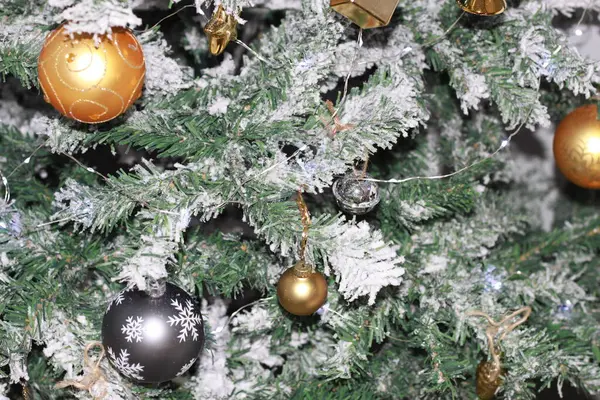 크리스마스 전나무 크리스마스 장식들 — 스톡 사진