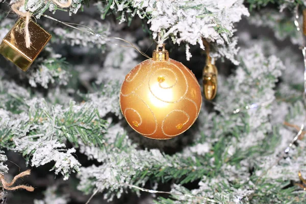 크리스마스 전나무 크리스마스 장식들 — 스톡 사진