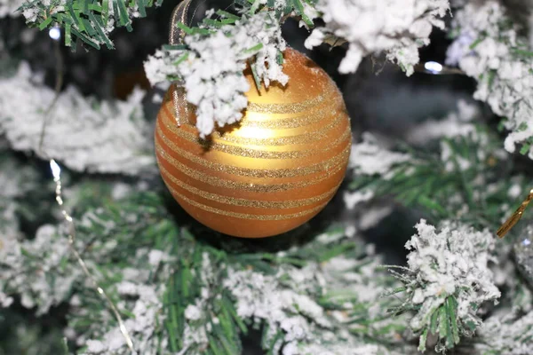 Fond Noël Décorations Noël Sur Sapin Vert Avec Neige Blanche — Photo