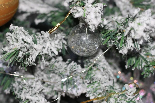 Fond Noël Décorations Noël Sur Sapin Vert Avec Neige Blanche — Photo