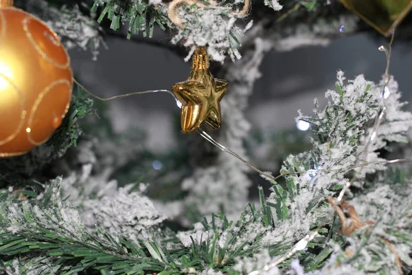 Fond Noël Décorations Noël Sur Sapin Vert Avec Neige Blanche — Photo