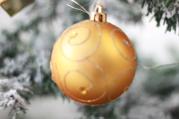 Φόντο Των Χριστουγέννων Διακοσμήσεις Στο Δέντρο Φυσικό Φως Χριστουγεννιάτικα Στολίδια — Φωτογραφία Αρχείου