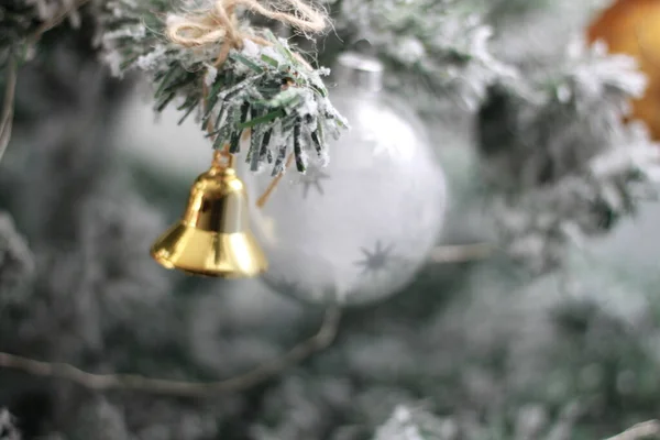 크리스마스 장식의 배경은 자연광으로 나무에 있습니다 크리스마스 장식에 알아보겠습니다 크리스마스 — 스톡 사진
