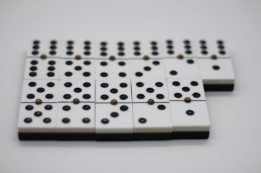 Dominolar beyaz arkaplanda izole