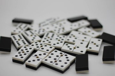 Dominolar beyaz arkaplanda izole