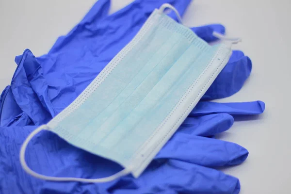 Μάσκα Και Μπλε Χειρουργικά Γάντια Που Απομονώνονται Λευκό Φόντο — Φωτογραφία Αρχείου