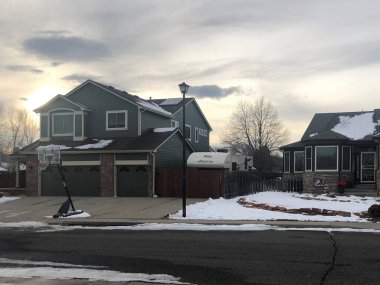 Arvada, Colorado, ABD, 18 Aralık 2020: Dever, Colorado, ABD 'nin dışındaki Arcada' da tipik bir Amerikan mahallesinin görüntüsü