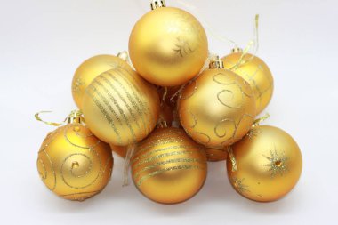 Beyaz arka planda izole edilmiş altın noel balolarının arka planı