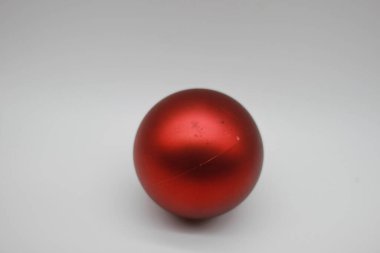 Beyaz arkaplanda izole edilmiş kırmızı noel toplarının arka planı