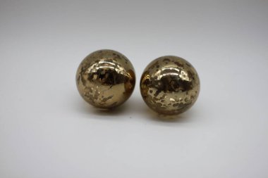 Beyaz arka planda izole edilmiş altın noel balolarının arka planı