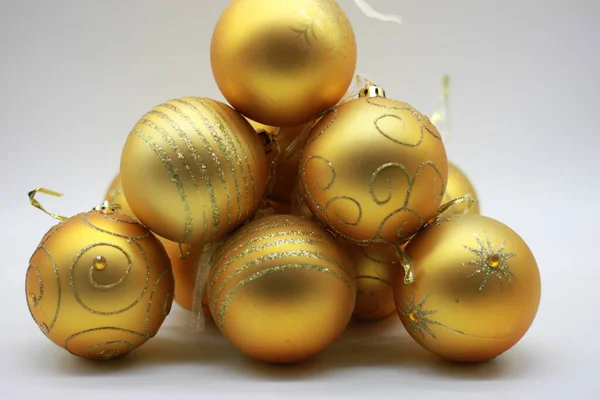 Pozadí Zlaté Vánoční Koule Izolované Bílém Pozadí — Stock fotografie
