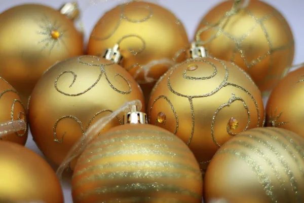 Hintergrund Der Goldenen Weihnachtskugeln Isoliert Auf Weißem Hintergrund — Stockfoto