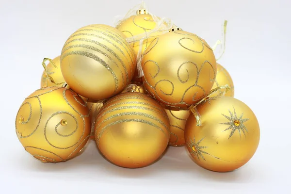 白地に孤立した黄金のクリスマスボールの背景 — ストック写真