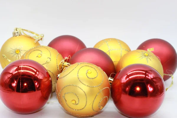 Hintergrund Der Roten Und Goldenen Weihnachtskugeln Isoliert Auf Weißem Hintergrund — Stockfoto