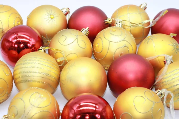 Sfondo Palle Natale Rosso Oro Isolato Sfondo Bianco — Foto Stock