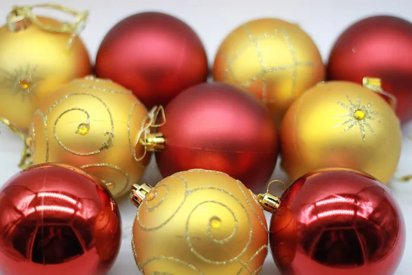 Fond Boules Noël Rouges Dorées Isolées Sur Fond Blanc — Photo