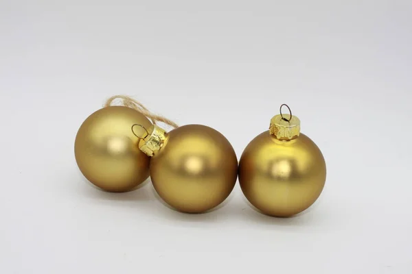 Achtergrond Van Gouden Kerstballen Geïsoleerd Witte Achtergrond — Stockfoto
