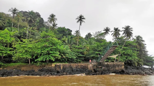 Afrika 'daki Sao Tome ve Principe kıyılarının manzarası.