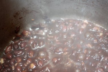 Kavanozda kırmızı fasulye.