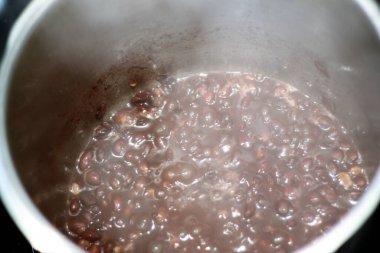 Kavanozda kırmızı fasulye.