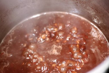 Kavanozda kırmızı fasulye.