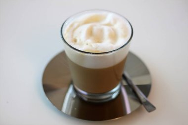 Kahve ve kremayı cam bardakta kes.