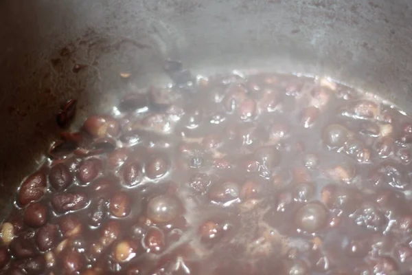 Kavanozda kırmızı fasulye.