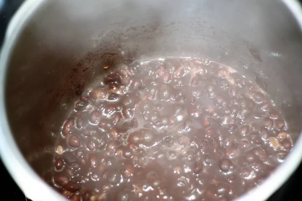 Kavanozda kırmızı fasulye.