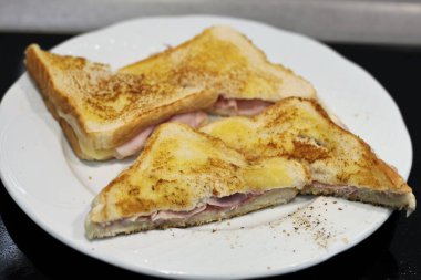 Karışık jambonlu ve peynirli sandviç.