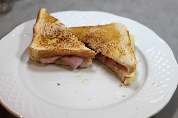 Karışık Jambonlu Peynirli Sandviç — Stok fotoğraf