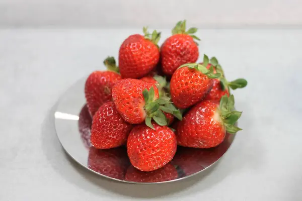 Leckere Und Gesunde Rote Erdbeeren — Stockfoto