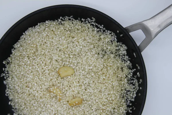 Cottura Del Riso Bianco Padella Con Olio Oliva Aglio — Foto Stock