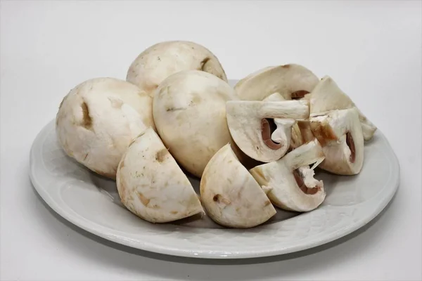 Saubere Pilze Auf Einem Weißen Teller — Stockfoto