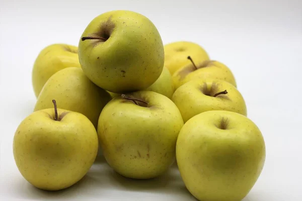 Beyaz Arka Planda Izole Edilmiş Sağlıklı Sarı Altın Elmalar — Stok fotoğraf