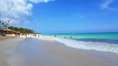 Punta Cana plajı, Dominik Cumhuriyeti, 30 Ağustos 2019: Dominik Cumhuriyeti, Punta Cana 'da bir plaj gününde turistler